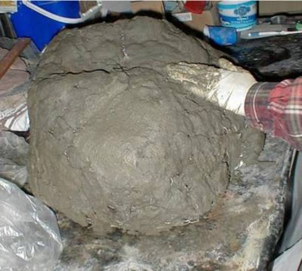 Иcискусственные камни и скульптуры из бетона на даче и в саду