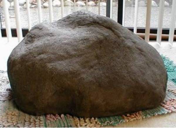 Иcискусственные камни и скульптуры из бетона на даче и в саду