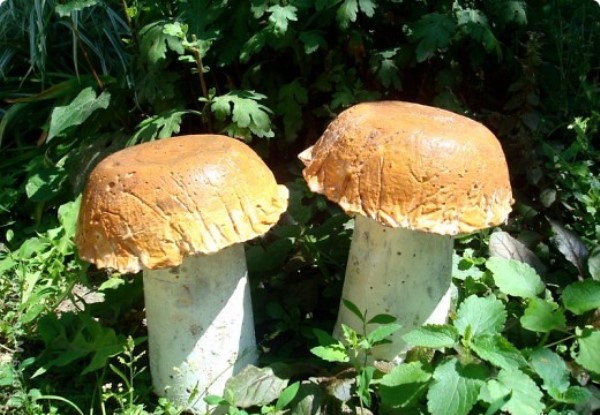 Иcискусственные камни и скульптуры из бетона на даче и в саду