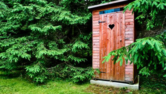 5 проверенных способов, как избавиться от запаха в дачном туалете