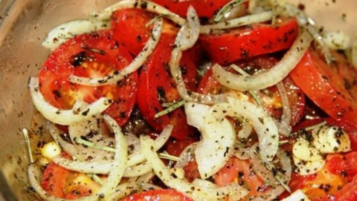 Приготовьте к мясу прекрасную закуску из помидоров и лука