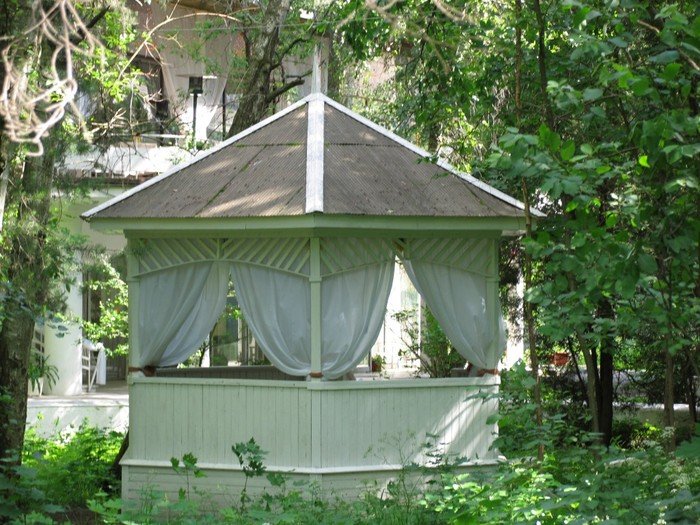 15 оригинальных дачных беседок
