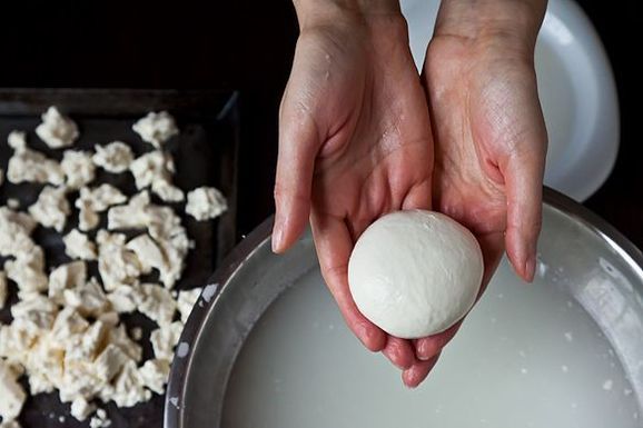 Не стоит переплачивать, ведь моцареллу можно приготовить дома