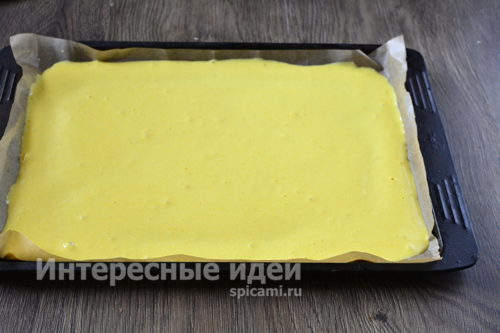 вылить тесто на противень