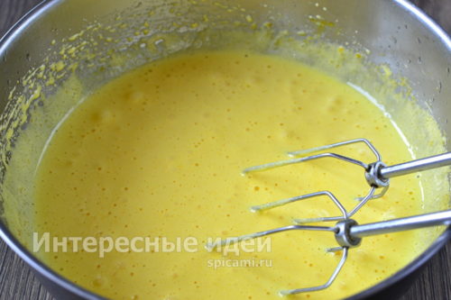 взбить массу миксером