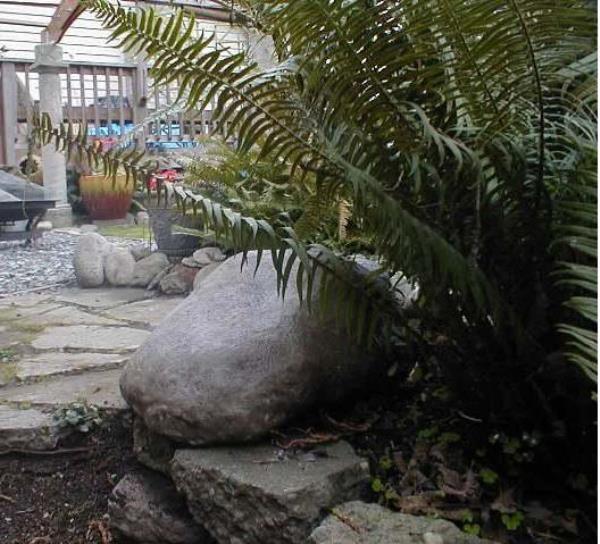 Иcискусственные камни и скульптуры из бетона на даче и в саду