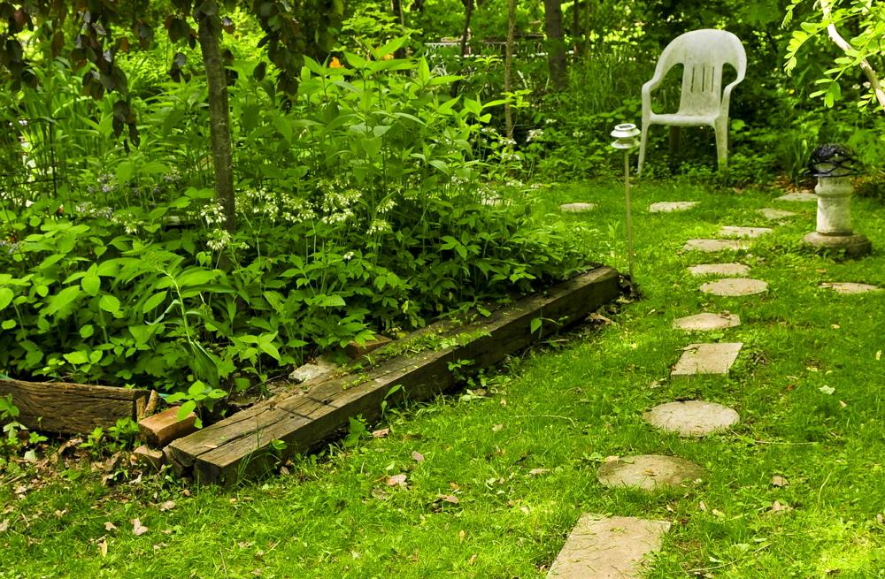 Необычные садовые дорожки - 30 фото-идей