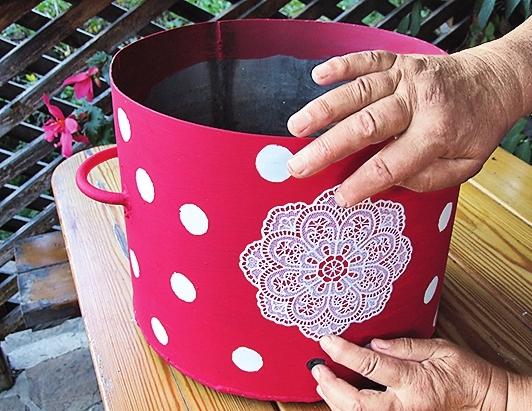 Как сделать из старой кастрюли цветочный контейнер или дачный умывальник