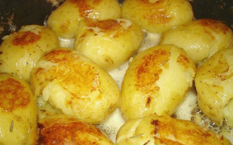 Молодая картошка в духовке рецепт с кожурой. Блюда из молодой картошки. Тающий картофель. Блюда из картошки фото. Блюдо тающий картофель.