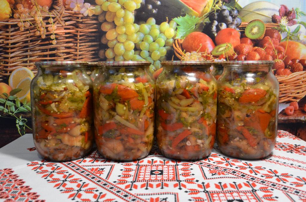 Безумно вкусный салат на зиму из свежих овощей. Рецепт проще простого!