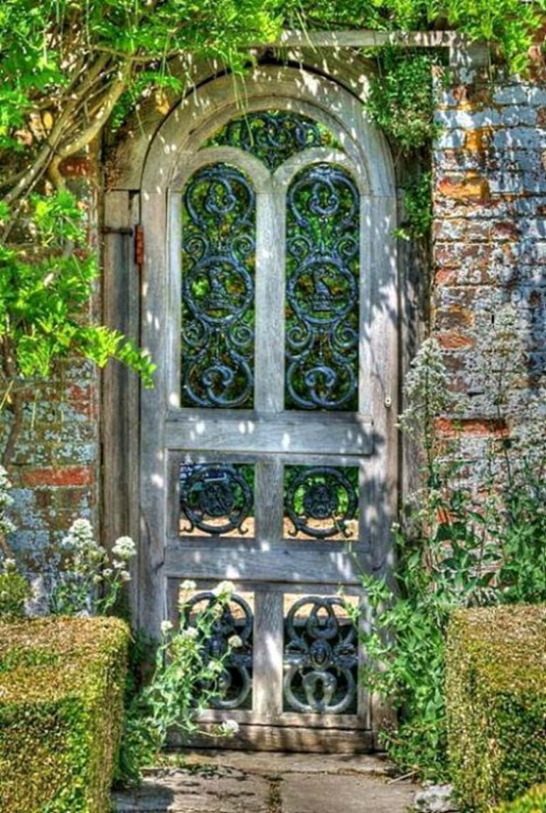 Открытые красивые двери