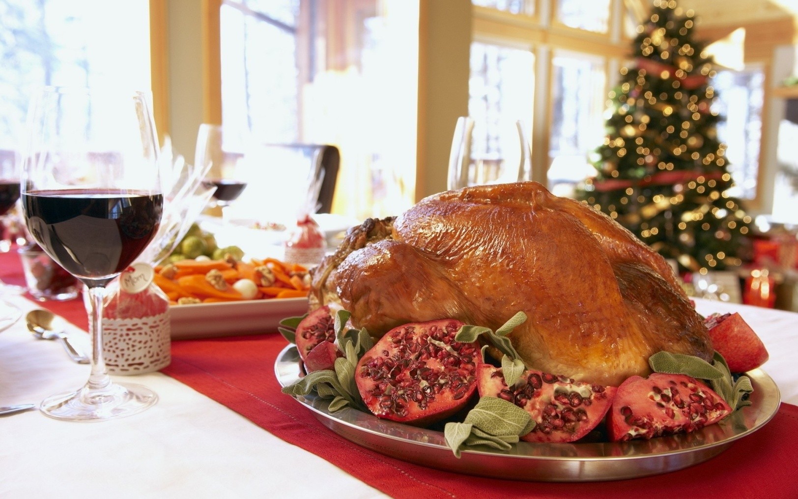 https://get.wallhere.com/photo/food-meat-wine-glass-Christmas-holiday-Thanksgiving-Chicken-dinner-meal-brunch-dish-christmas-dinner-garnet-thanksgiving-dinner-619344.jpg