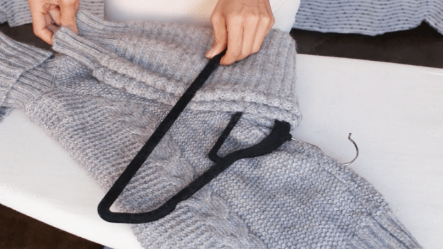 Как складывать свитер