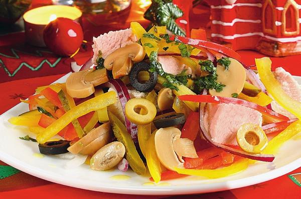 Салат с индейкой, овощами и грибами. Фото: Олег Кулагин /ЦФА Burda